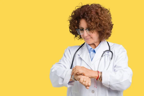 分離背景上の腕時計 リラックスして自信を持って時間をチェックの上中間エイガー先輩医師女性 — ストック写真