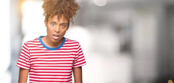 Красивая Молодая Африканская Американка Изолированном Фоне Шокирующем Лице Выглядящая Скептически — стоковое фото