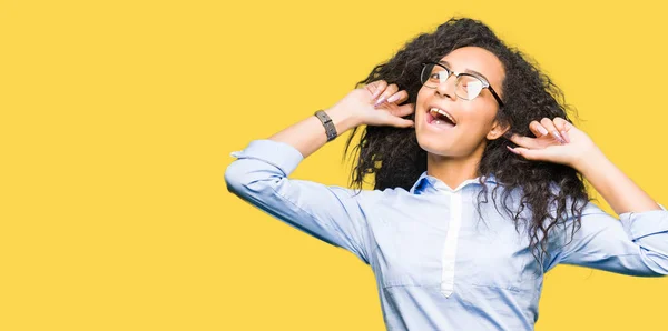 Joven Chica Negocios Hermosa Con Pelo Rizado Con Gafas Sonriente —  Fotos de Stock