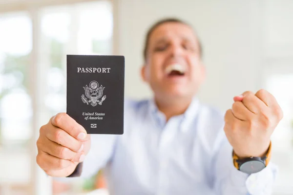 Hombre Mediana Edad Sosteniendo Pasaporte Estados Unidos Gritando Orgulloso Celebrando — Foto de Stock