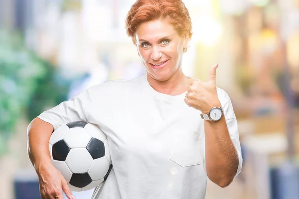 Atractiva Mujer Pelirroja Caucásica Mayor Sosteniendo Pelota Fútbol Sobre Fondo —  Fotos de Stock