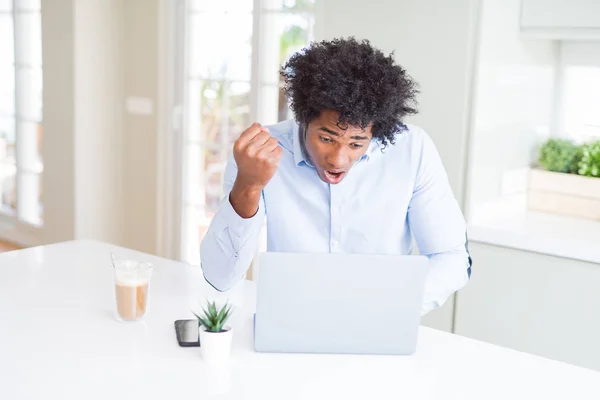 Hombre Negocios Afroamericano Trabajando Usando Portátil Molesto Frustrado Gritando Con — Foto de Stock