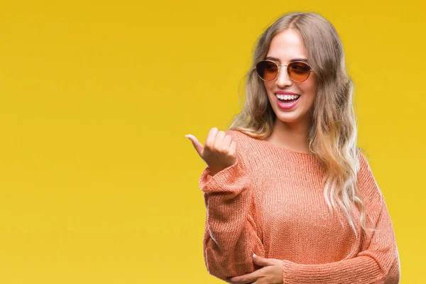 Hermosa Mujer Rubia Joven Con Gafas Sol Sobre Fondo Aislado — Foto de Stock