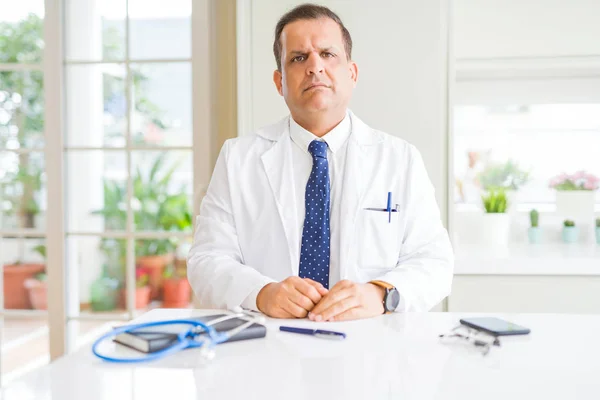 Middelbare Leeftijd Doctor Man Het Dragen Van Medische Vacht Kliniek — Stockfoto