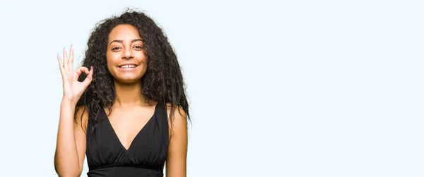 Joven Hermosa Chica Con Pelo Rizado Con Falda Moda Sonriendo —  Fotos de Stock