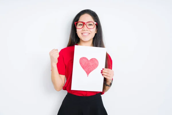 Jovem Morena Segurando Cartão Com Coração Vermelho Sobre Fundo Isolado — Fotografia de Stock