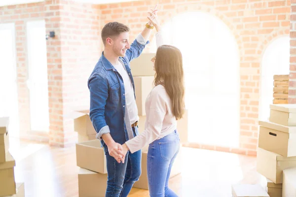 Belo Jovem Casal Divertindo Dançando Novo Apartamento Comemorando Mudança Para — Fotografia de Stock