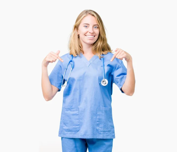 Vackra Unga Läkare Kvinna Bär Medicinsk Uniform Över Isolerade Bakgrund — Stockfoto