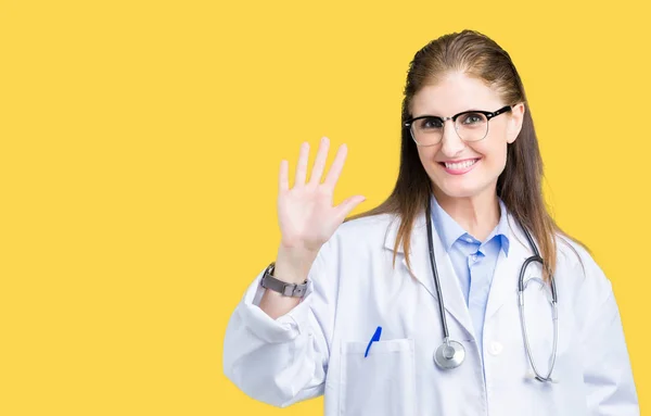 Middelbare Leeftijd Volwassen Arts Vrouw Dragen Van Medische Vacht Geïsoleerde — Stockfoto