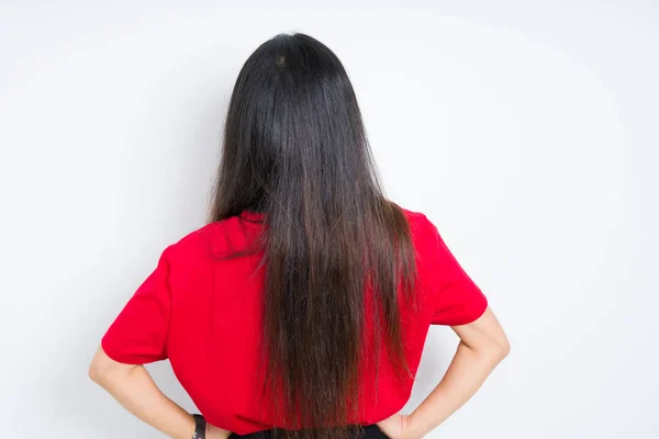 Mooie Brunette Vrouw Dragen Rode Shirt Geïsoleerde Achtergrond Staande Achteruit — Stockfoto