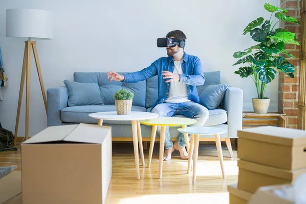 Молодой Человек Очках Виртуальной Реальности Играет Симуляторную Игру Сидя Диване — стоковое фото