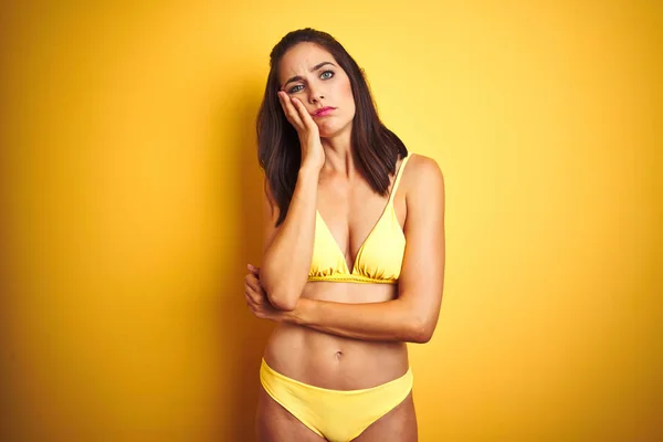 Mulher Bonita Usando Biquíni Amarelo Verão Sobre Fundo Amarelo Isolado — Fotografia de Stock