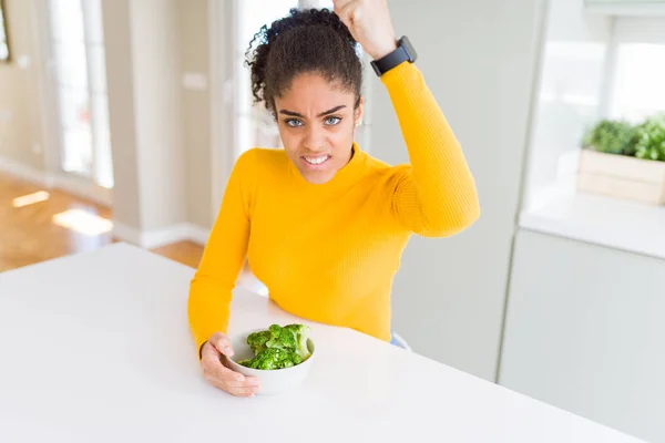 Young African American Girl Eating Heatlhy Green Broccoli Annoyed Frustrated — Stock Photo, Image