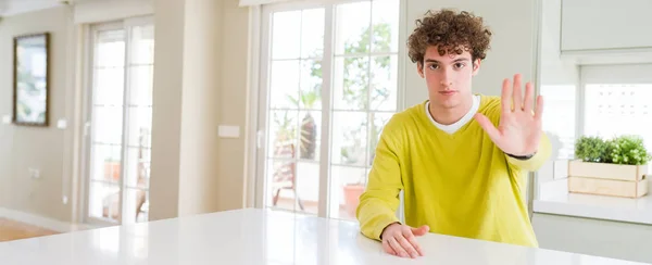 Amplio Ángulo Tiro Joven Guapo Casa Haciendo Dejar Cantar Con —  Fotos de Stock