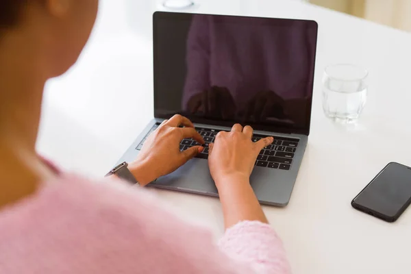 Dizüstü Bilgisayar Kullanarak Yazmaya Çalışan Genç Kadın Yakın Çekim — Stok fotoğraf