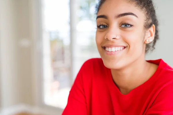 Linda jovem afro-americana sorrindo alegre, amigável — Fotografia de Stock