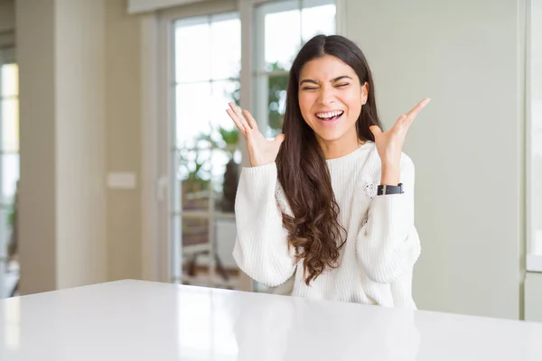 Giovane Bella Donna Casa Sul Tavolo Bianco Che Celebra Pazzo — Foto Stock