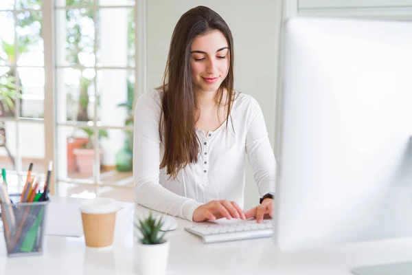 Schöne Junge Geschäftsfrau Die Computer Arbeitet Lächelt Und Sich Auf — Stockfoto