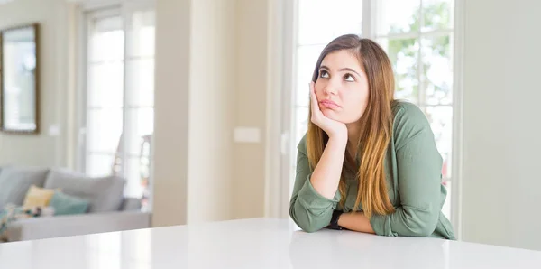 Schöne Junge Frau Hause Denkt Müde Und Gelangweilt Mit Depressionen — Stockfoto