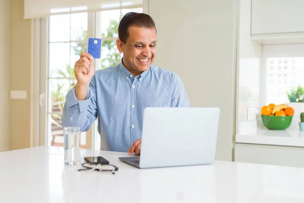 Orta Yaş Erkek Gösteren Kredi Kartı Laptop Kullanırken — Stok fotoğraf
