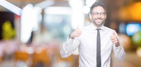 Joven Hombre Negocios Guapo Con Gafas Sobre Signo Éxito Fondo — Foto de Stock