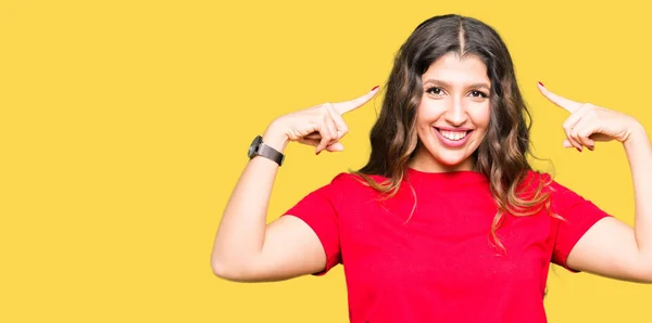 Mooie Jongedame Dragen Casual Shirt Smiling Wijzend Naar Hoofd Met — Stockfoto