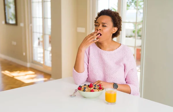 Ung Afrikansk Amerikansk Kvinna Som Har Hälsosam Frukost Morgonen Hemma — Stockfoto