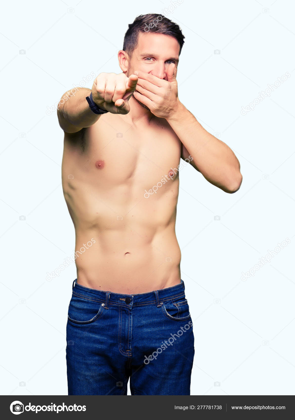 Hombre Guapo Sin Camisa Mostrando Pecho Desnudo Ri Ndose Se Alando C Mara Fotograf A De Stock