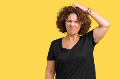 Güzel orta ager izole arka plan üzerinde kadın kıdemli yanıltır ve soru hakkında merak ediyorum. Şüphe, kafasına el ile düşünme ile belirsiz. Dalgın kavramı.