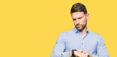 Kol saati, rahat ve kendinden emin zamanında kontrol mavi gözlü yakışıklı iş adamı