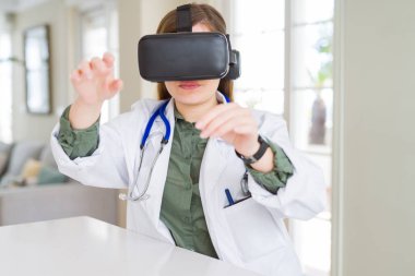 Doktor kadının cerrahi simülasyon sanal gerçeklik gözlükle yapması