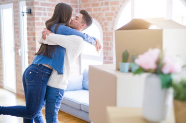 Güzel genç Asyalı Çift aşık, yeni bir eve taşınmak için mutlu ve çok heyecanlı gülümsüyor