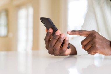 Smarpthone kullanarak Afrika adam elinde yakın çekim