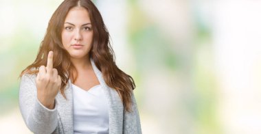 Güzel artı boyutu genç kadın giyen kış ceket üzerinde izole arka plan gösteren orta parmak, kibar ve kaba Fuck off ifade