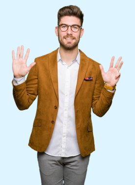 Gösterilen ve parmak dokuz ile gülümseyen ise kendinden emin ve mutlu yukarıyı gözlüklü genç yakışıklı iş adamı.