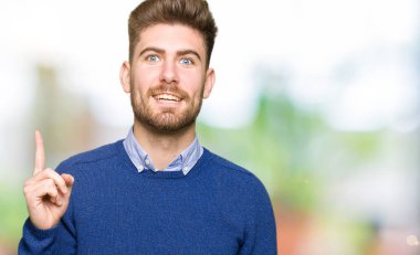 Genç yakışıklı bussines işaret parmağı ile başarılı fikir adam. Çıktıktan ve mutlu. Bir numara.