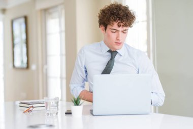 Ofiste bilgisayar lı dizüstü bilgisayarla çalışan genç iş adamı nın midesinde el ile hazımsızlık, acı veren hastalık nedeniyle rahatsızlanıyor. Ağrı kavramı.