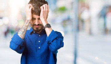 Yakışıklı delikanlı çünkü umutsuz ve stresli baş ağrısı acı izole arka plan üzerinde ağrı ve migren. Ellerini kafasına.