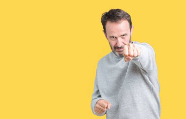 Yakışıklı orta yaş komuta sizde izole arka plan kum yumruk dövüşü, saldırgan ve kızgın saldırı, tehdit ve şiddet üzerine bir kazak giyiyor