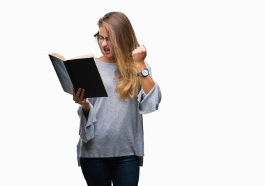 Genç güzel sarışın kadın bir kitap üzerinde izole okuma arka plan ile öfke, çılgın ve yükseltilmiş eliyle diye bağıran rahatsız ve hayal kırıklığına uğramış öfke kavramı bağırarak