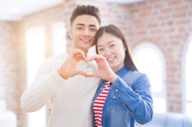 Genç Asya çift tutan Keys bu yeni ev, gülümseyen mutlu ve heyecanlı Moving için bir yeni daire