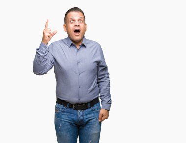 Orta yaş Arap iş adamı ile başarılı fikir parmağı yukarıyı izole arka plan üzerinde. Çıktıktan ve mutlu. Bir numara.