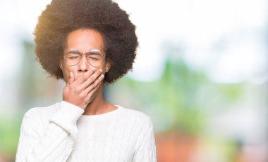 Afro saçlı gözlüklü genç Afro-Amerikan adam el ağzıyla kapsayan yorgun esneme sıkılmış. Restless ve uyku hali.