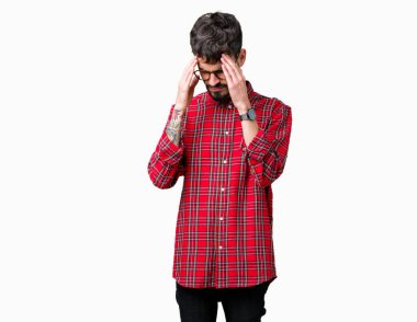 Çünkü üzerinde gözlük takan genç yakışıklı adam arka plan baş baş ağrısı için el ile izole stres. Migren muzdarip.