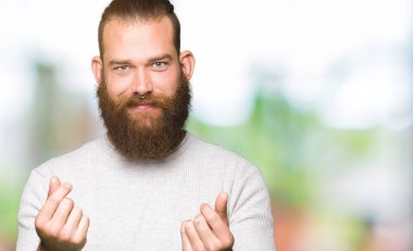 Maaş ödeme için milyoner iş soran rahat kazak yapıyor para hareketi el ile giyen genç sarışın adam