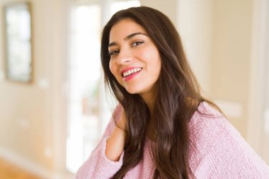 Güzel esmer kadın neşeli, mutlu ve olumlu görünümlü gülümseyen