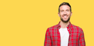 Yakışıklı adam yüzünde mutlu ve güzel bir gülümseme ile rahat gömlek giymiş. Şanslı kişi.