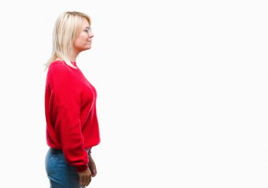 Kazak ve gözlük izole arka tarafına, seyir üzerinde giyen genç güzel sarışın kadın dinlenmek doğal yüz emin gülümseme ile pozuyla profili.