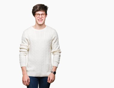 Yüzünde mutlu ve güzel bir gülümseme ile izole arka plan üzerinde gözlük takan yakışıklı delikanlı. Şanslı kişi.