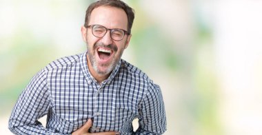 Yakışıklı orta yaş zarif komuta sizde izole üzerinde arka plan gülen ve komik deli şaka çünkü yüksek sesle zor gülüyor. Mutlu ifade.